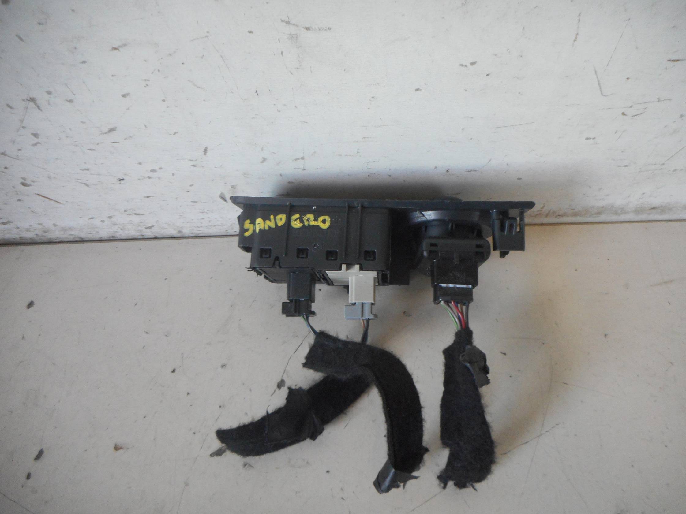 Interruttore regolazione retrovisore est.